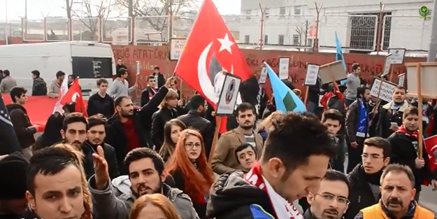 İşte Akit'in önünde çemkiren hazımsız Kemalistler!