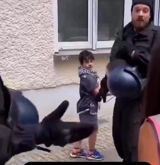 İşte Almanya'daki özgürlük! Filistin nefreti çocuk bile dinlemedi