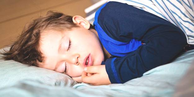 İşte bebeklerde ve çocuklarda uyku düzeni sağlamanın püf noktaları…