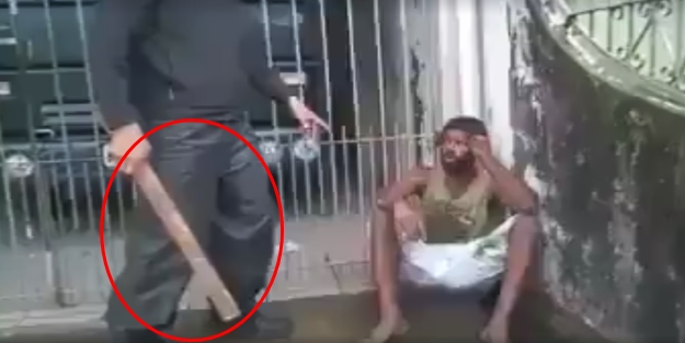 İşte bir mülteciyi ölümüne döven Avrupalı!