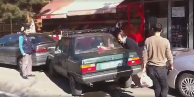 İşte bu milletin zekası! Sıkışan arabasını öyle bir çıkarttı ki...