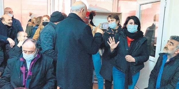 İşte CHP zihniyeti! Kadınları parti binasından attılar