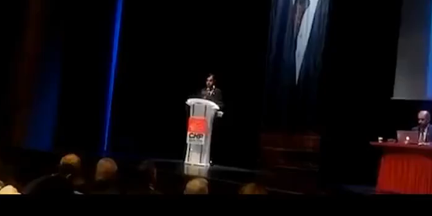 AK Parti'yi övünce kürsüden indirildi!