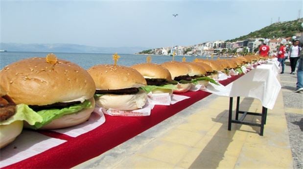İşte dünyanın en uzun hamburgeri