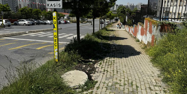 İşte Ekrem’in gençlere verdiği değer! Okul önünde lağım rezaleti