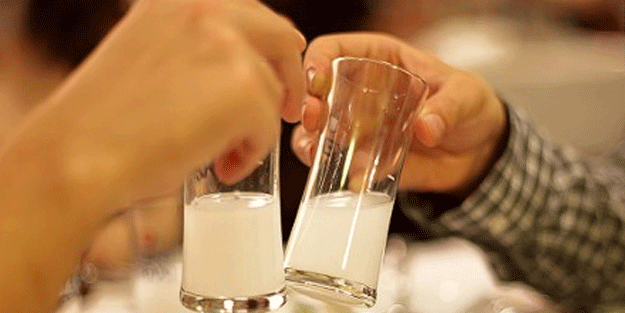 İşte eski Türkiye! Başbakanlık yemeği değil sanki meyhane! ‘Garson bana rakı getir’