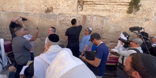 FETÖ'nün beslemesi Enes Kanter Ağlama Duvarı'nda Yahudilerle dua etti