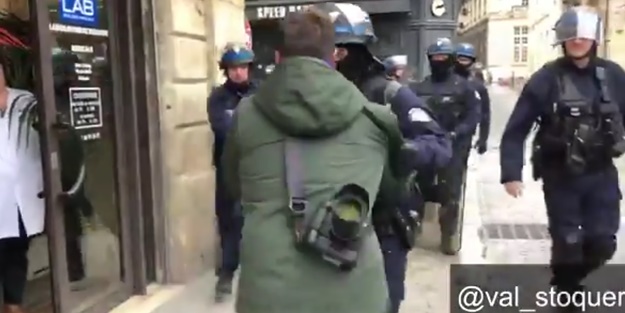 İşte Fransa'nın basın özgürlüğü! Fransız polisi gazeteciyi sokak ortasında darp etti