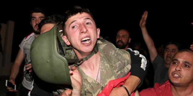 İşte halkın tutukladığı FETÖ askerleri