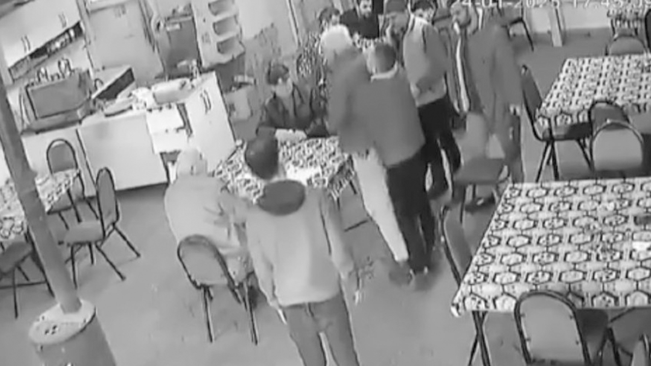 İşte heimlich manevrasını öğrenmenin önemi: Kahvede oturan yaşlı adamı kurtardı!