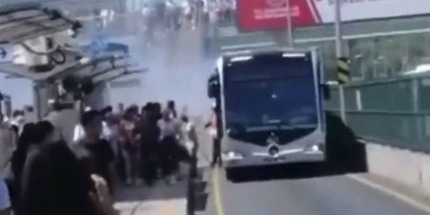 İşte İmamoğlu'nun metrobüsleri! Aynı durakta birinden dumanlar yükseldi diğeri yolda kaldı