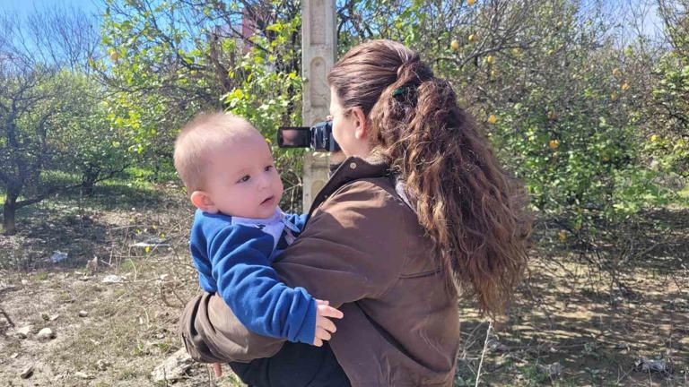 İşte kadının gücü! Kadın gazeteci, bebeğiyle haberden habere koşuyor
