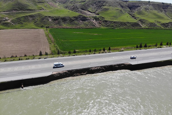 İşte, karayolunun son hali | Baraj suyu yükseldi yol çöktü!