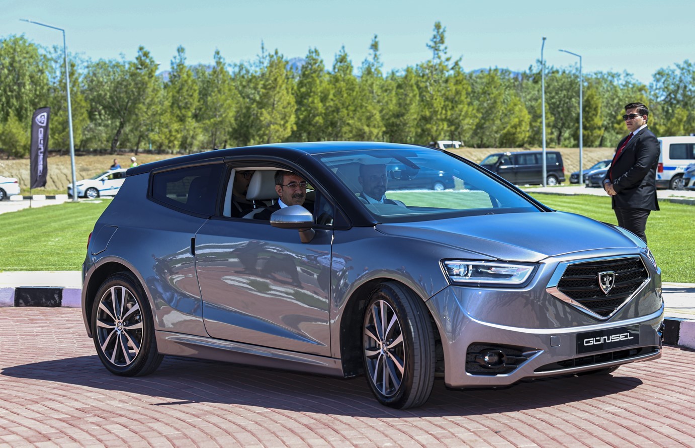 İşte Kuzey Kıbrıs'ın yerli otomobili! Direksiyonda Cevdet Yılmaz var