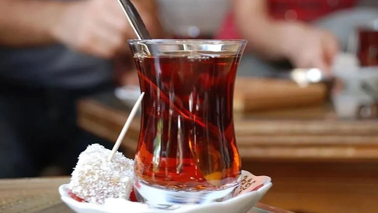 İşte mahkemenin verdiği karar! Çay bardağını masaya sert koydu, 10 yıllık işinden oldu