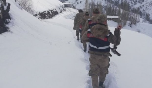 İşte Mehmetçik'in merhameti! Yaşlı vatandaşın sobasını temizledi