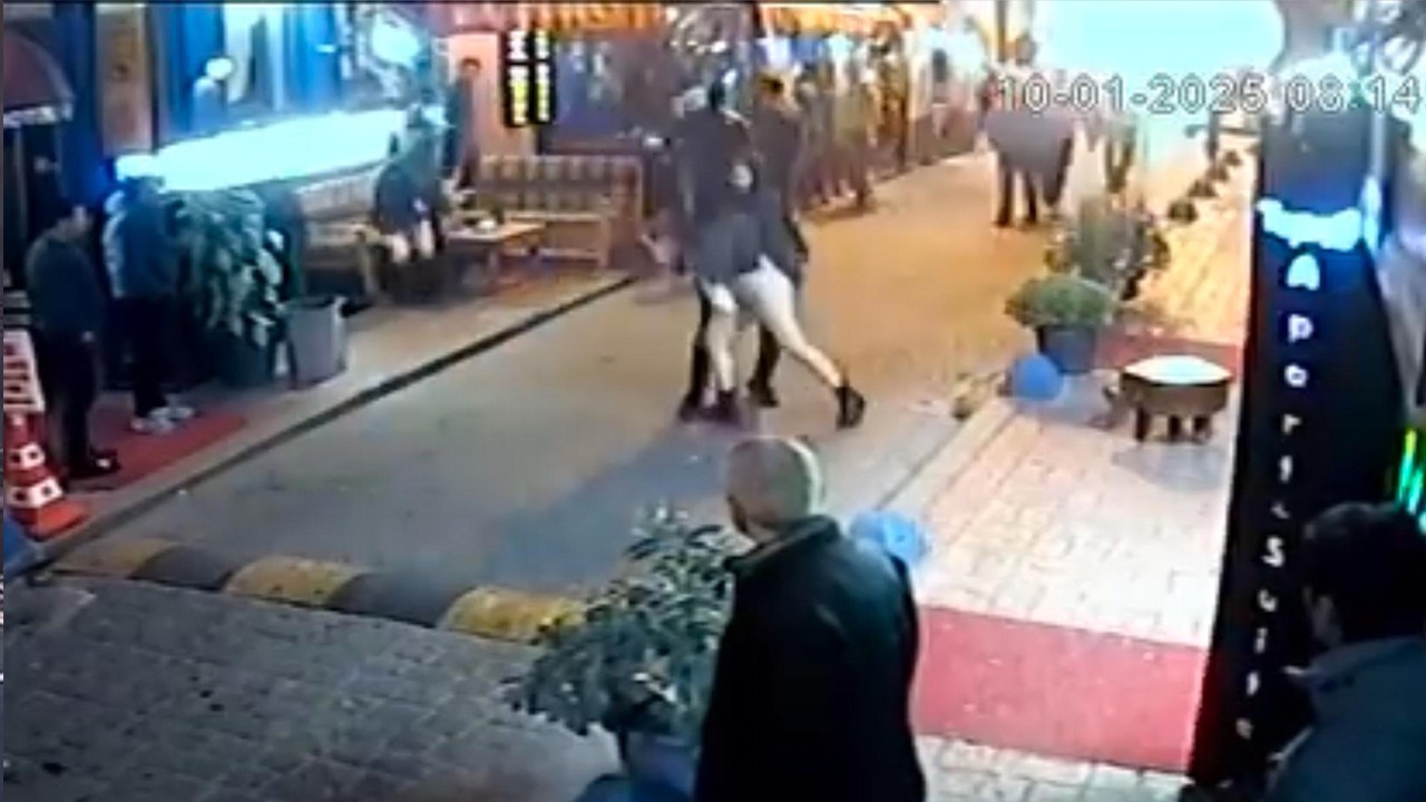 İşte Özgür Özel’in hayalindeki Türkiye! Taksim'de alkollü iki kadın ortalığı böyle karıştıdı