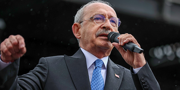 İşte 'sağlam Müslüman' Bay Kemal! Saadet'in 'mücahid'i Ramazan Bayramı'nı es geçti Noel'i unutmadı