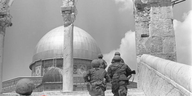 İşte Terörist İsrail'in Mescid-i Aksa'yı işgalinin ilk görüntüleri