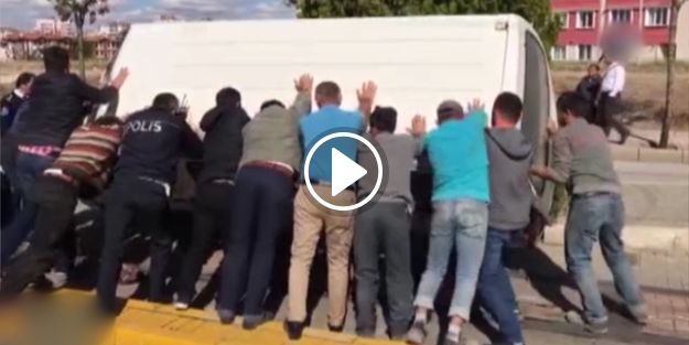 İşte Türk usulü minibüs kurtarma!