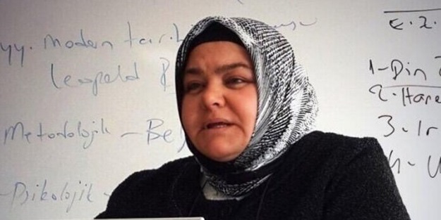 İşte Türkiye'nin ilk başörtülü bakanı
