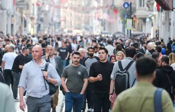 İşte ülkelere göre gençlerin evden ayrılma yaşları! Türkiye kaçıncı sırada?