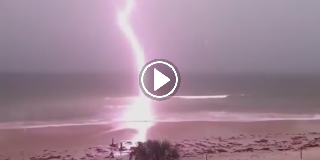 İşte yıldırımın denize düşüş anı!