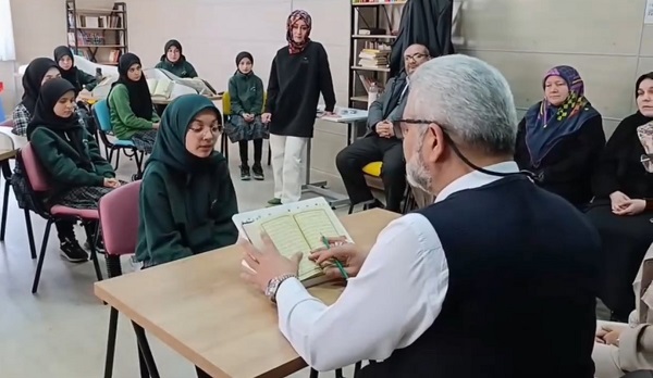 İşte yıllarca özlenen ve beklenen nesil! Minik kızın hafızlık hikayesi yürek parçalıyor