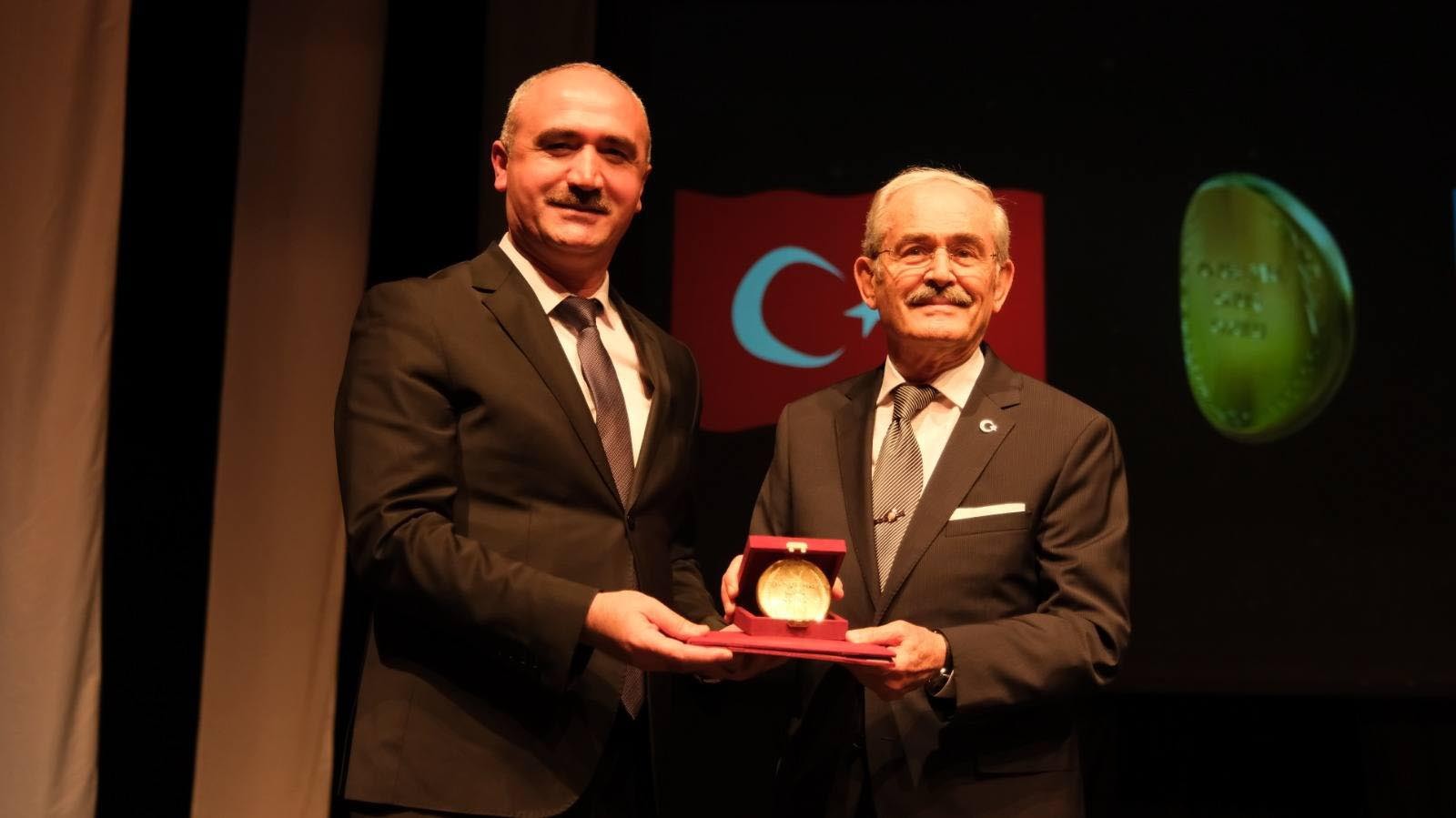 İşte Yılmaz Büyükerşen’in ardından bıraktığı eser: ‘Bizim okulda başörtüyü sadece hademeler takar’