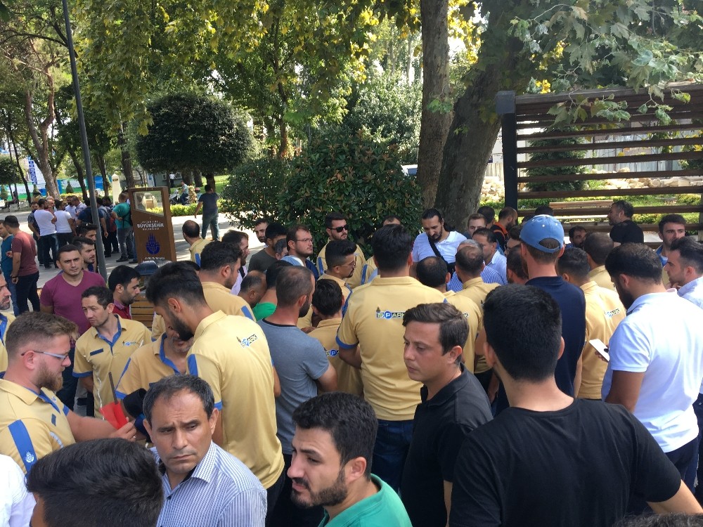 İşten çıkarılan İSPARK çalışanları İBB önünde basın açıklaması yaptı 