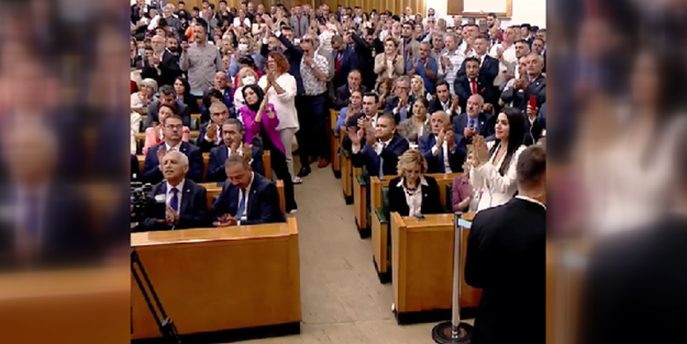 İstibdat esas işte bu! İçinden gelmeden alkışlamak...