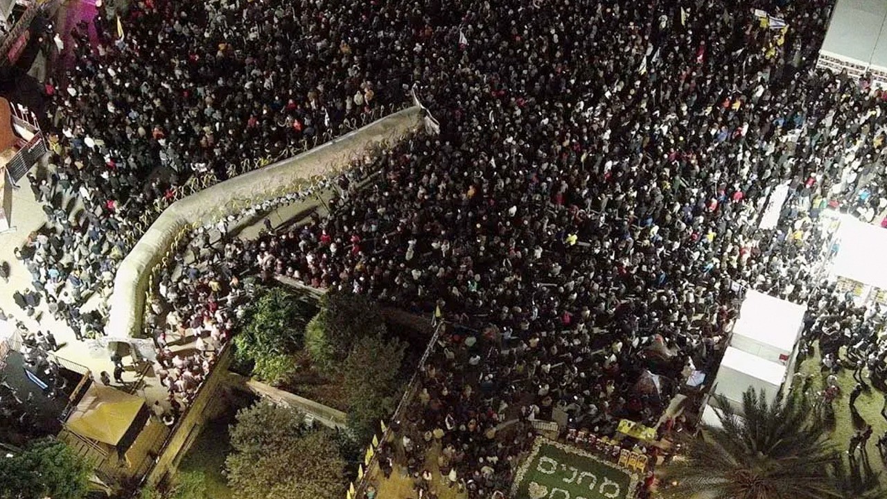 İstifa et: İsrail’de binlerce kişi Netanyahu’ya karşı ayaklandı! İşgal saldırıları protesto edildi