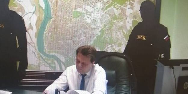 İstihbaratçılar belediyeyi bastı! Başkan çalışırken gözaltına alındı