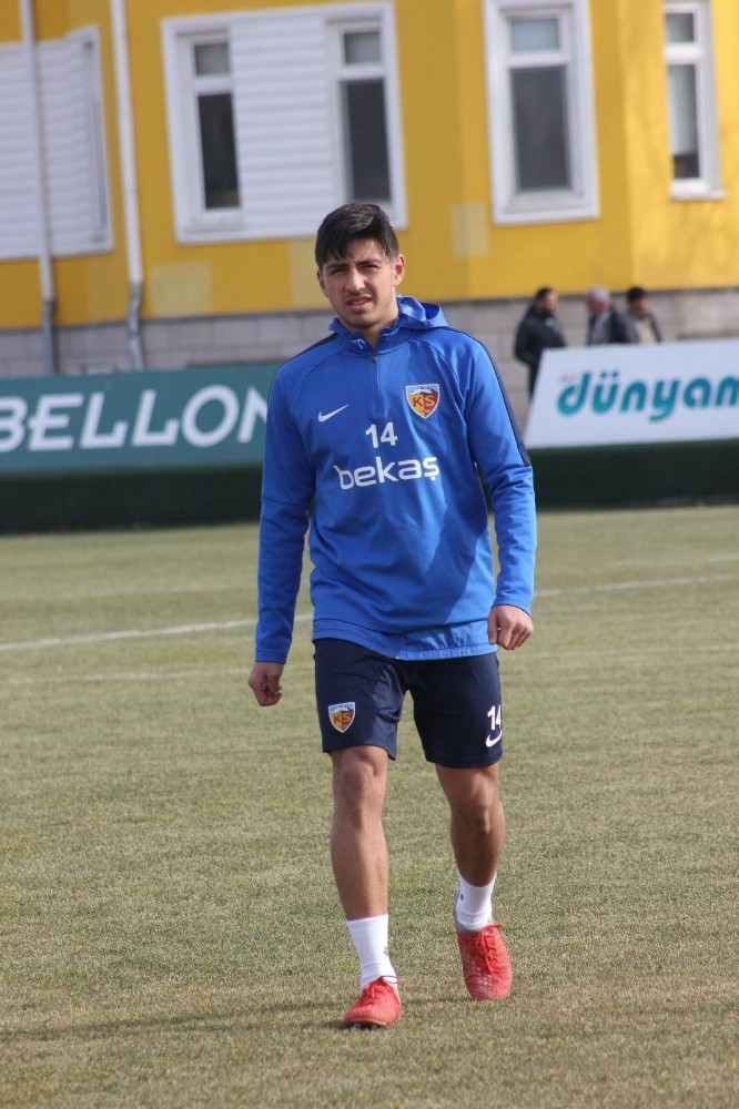 İstikbal Mobilya Kayserispor Nurettin Korkmaz 2,5 yıllık sözleşme imzaladı 