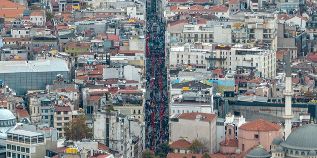 İstiklal Caddesi Türk bayraklarıyla donatıldı