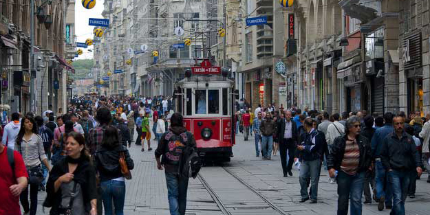 İstiklal Caddesi yeniden trafiğe açıldı