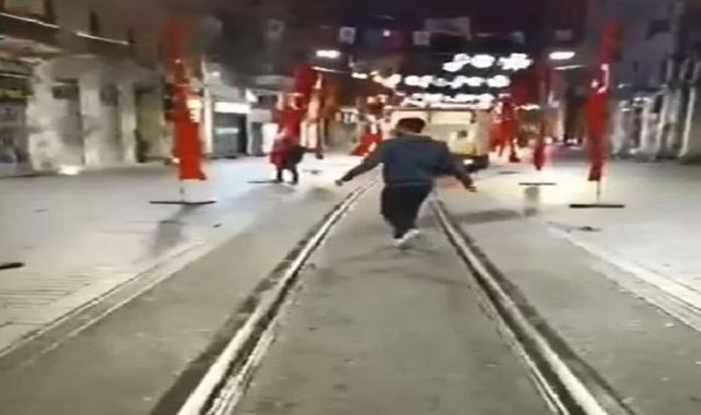 İstiklal Caddesi'nde bayrakları kıran ve üzerlerine basan haine şok! Bakın ne yaptılar