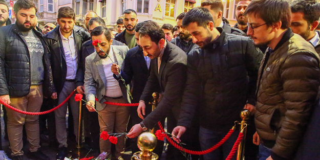 İstiklal Caddesi'nde bir araya gelen gençler şehitleri anıp terör örgütü PKK'yı lanetledi!