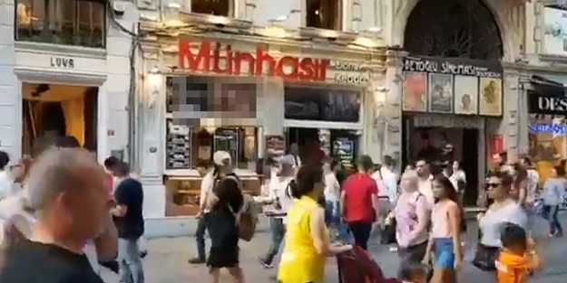 İstiklal Caddesi'nde cinsel içerikli film rezaleti!