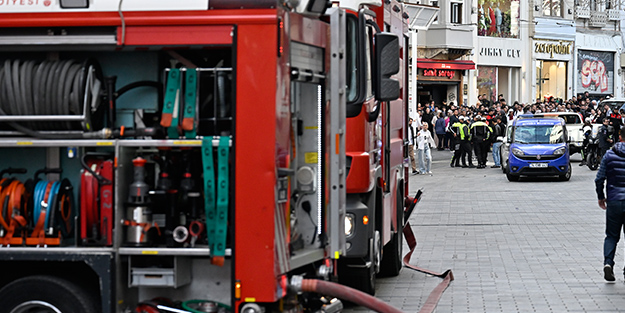 İstiklal Caddesi'nde korkutan yangın! Trafiğe kapatıldı