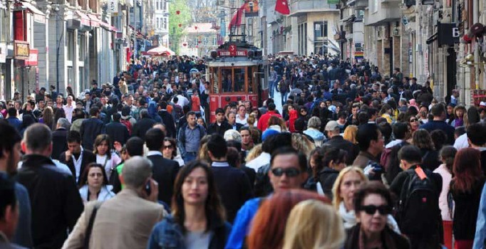 İstiklal Caddesi'nde su borusu patladı, vatandaş caddede yürüyemedi