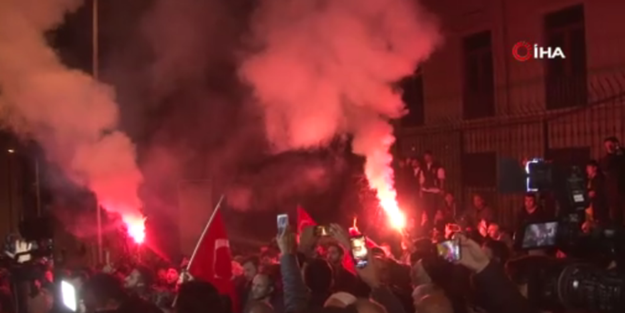 İstiklal Caddesi'nde tekbir sesleri yükseliyor! Emniyet başkonsolosluk önünde...
