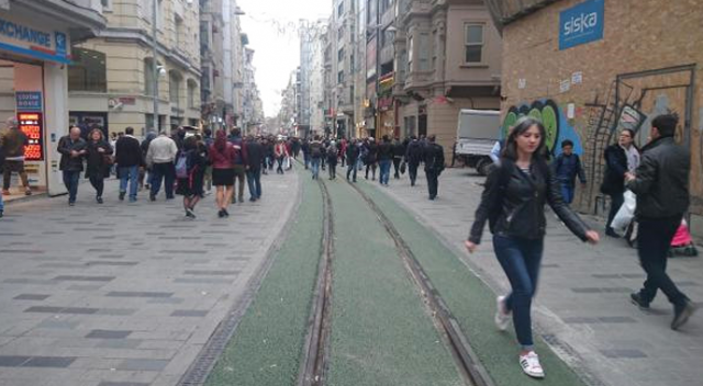 İstiklal Caddesi'nde tramvay yolu yeşillendi