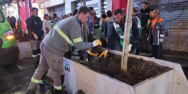 İstiklal Caddesi'ndeki ağaç ve beton saksılar kaldırıldı