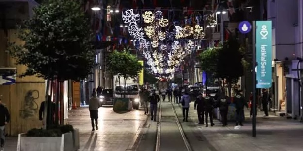 İstiklal Caddesi'ndeki ağaçlar kaldırılıyor