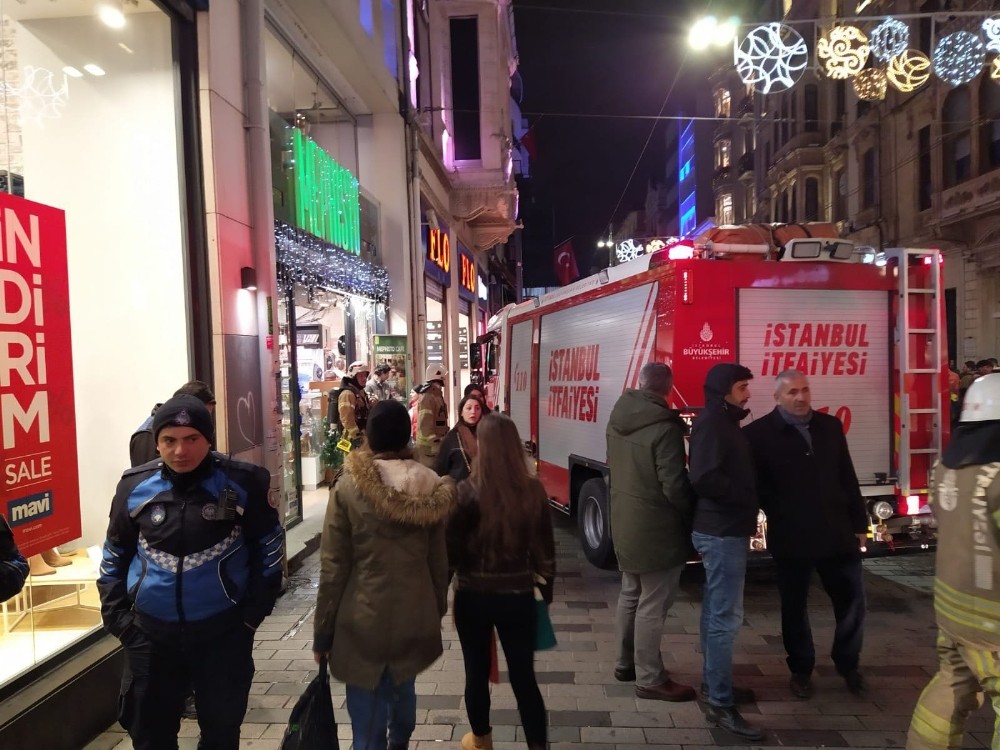 İstiklal Caddesi’ndeki bir iş yerinde yangın paniği 