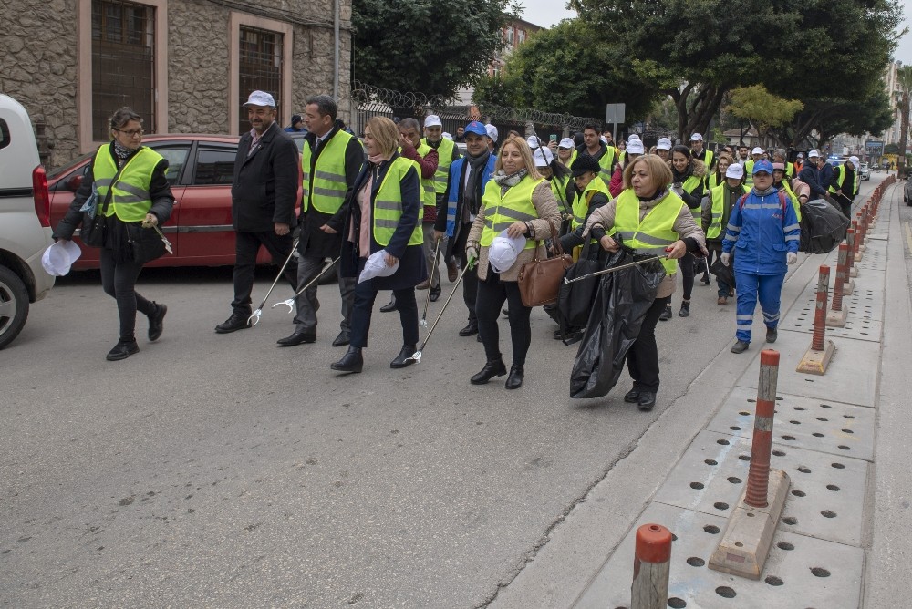 İstiklal Caddesinden Tren Garına kadar çöp topladılar 