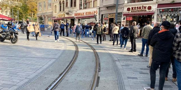 Ekmek kuyruğu değil, İstiklal'e giriş kuyruğu!