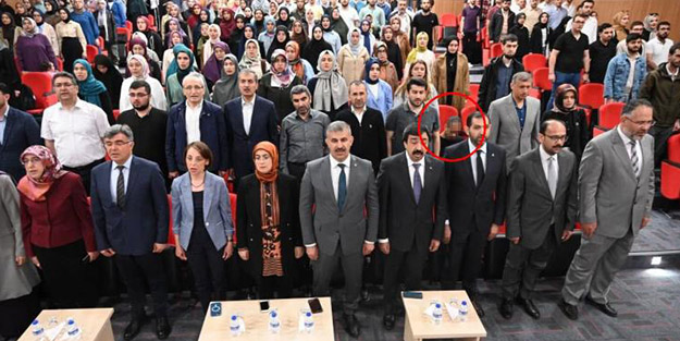 İstiklal Marşı okunurken ayağa kalkmamıştı! Araştırma görevlisi açığa alındı