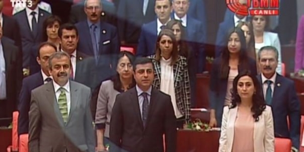 İstiklal Marşı okunurken HDP!